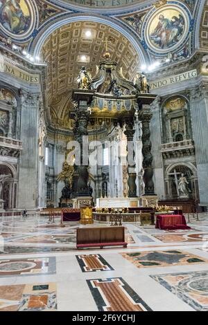Rome, Italie - 06 octobre 2018 : marquise baroque (baldacchino) de Bernini et dôme de Saint-Pierre de Michel-Ange, le Vatican Banque D'Images