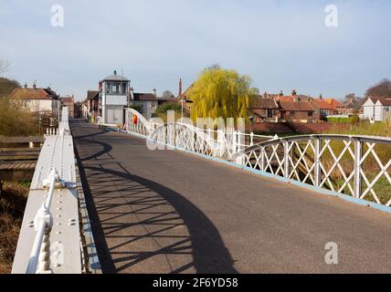 Le pont tournant historique victorien au-dessus de la rivière Ouse à Cawood dans le North yorkshire, Angleterre Banque D'Images