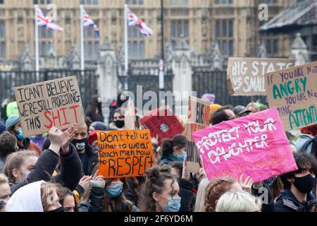 Londres, Royaume-Uni, 3 avril 2021 : un mois exactement après l'enlèvement et le meurtre de Sarah Everard, une manifestation pacifique et socialement-distance a eu lieu à Londres, appelée la marche de 97% après que le pourcentage de femmes récemment interrogées aient été harcelées sexuellement, agressées ou violées. À pied de Trafalgar Square, en descendant Whitehall, jusqu'à Parliament Square, les manifestants ont appelé à un changement culturel pour mettre fin à la violence masculine contre les femmes. Anna Watson/Alay Live News Banque D'Images