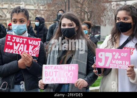 Londres, Royaume-Uni, 3 avril 2021 : un mois exactement après l'enlèvement et le meurtre de Sarah Everard, une manifestation pacifique et socialement-distance a eu lieu à Londres, appelée la marche de 97% après que le pourcentage de femmes récemment interrogées aient été harcelées sexuellement, agressées ou violées. À pied de Trafalgar Square, en descendant Whitehall, jusqu'à Parliament Square, les manifestants ont appelé à un changement culturel pour mettre fin à la violence masculine contre les femmes. Anna Watson/Alay Live News Banque D'Images