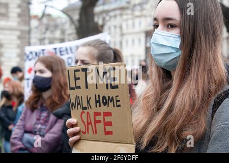 Londres, Royaume-Uni, 3 avril 2021 : un mois exactement après l'enlèvement et le meurtre de Sarah Everard, une manifestation pacifique et socialement-distance a eu lieu à Londres, appelée la marche de 97% après que le pourcentage de femmes récemment interrogées aient été harcelées sexuellement, agressées ou violées. À pied de Trafalgar Square, en descendant Whitehall, jusqu'à Parliament Square, les manifestants ont appelé à un changement culturel pour mettre fin à la violence masculine contre les femmes. Anna Watson/Alay Live News Banque D'Images