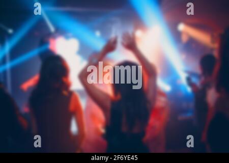 Silhouettes d'une foule sur le spectacle dans la fête de boîte de nuit. Flou, bokeh, arrière-plan Banque D'Images