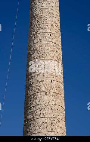 Rome. Italie. La colonne de Trajan, AD 113 (Colonna Traiana), représente des scènes de la première et de la deuxième guerre dacienne. Banque D'Images