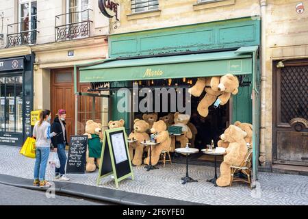 Un café-terrasse très populaire auprès des ours en peluche géants lors du confinement sanitaire de la COVID-19 à Paris. Banque D'Images