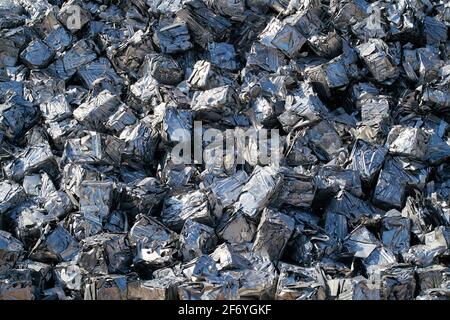 des cubes de débris pressés dans une cour de ferraille du port de Magdeburg en Allemagne Banque D'Images