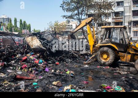 Mumbai , Inde - 30 mars 2021, des excavateurs sur roues travaillent sur des gravats brûlés et des métaux tordus du feu à Goregaon West à Mumbai Maharashtra Inde Banque D'Images