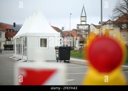 03 avril 2021, Saxe-Anhalt, Wernigerode: Un nouveau centre d'essai de Corona est situé dans des tentes pagodes. Avec l'aide d'une stratégie de test de grande envergure, la gastronomie en plein air et les installations de loisirs doivent être rouvertes dans divers endroits aux influences touristiques dans le quartier de Harz. Le district de Harz se propose comme région modèle pour cela. Photo: Matthias Bein/dpa-Zentralbild/dpa Banque D'Images