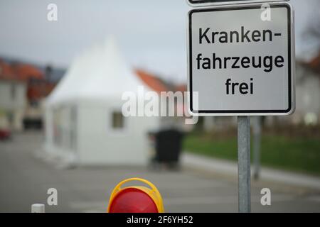 03 avril 2021, Saxe-Anhalt, Wernigerode: 'Ambulances Free' est écrit sur un panneau devant des tentes pagode abritant un nouveau centre d'essai de Corona. Avec l'aide d'une stratégie d'essai de grande envergure, la gastronomie de plein air et les installations récréatives seront rouvertes dans diverses villes touristiques du district de Harz. Le district de Harz se propose comme région modèle à cette fin. Photo: Matthias Bein/dpa-Zentralbild/dpa Banque D'Images