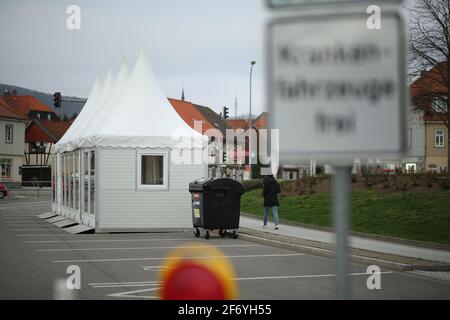 03 avril 2021, Saxe-Anhalt, Wernigerode: 'Ambulances Free' est écrit sur un panneau devant des tentes pagode abritant un nouveau centre d'essai de Corona. Avec l'aide d'une stratégie d'essai de grande envergure, la gastronomie de plein air et les installations récréatives seront rouvertes dans diverses villes touristiques du district de Harz. Le district de Harz se propose comme région modèle à cette fin. Photo: Matthias Bein/dpa-Zentralbild/dpa Banque D'Images