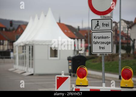 03 avril 2021, Saxe-Anhalt, Wernigerode: Un nouveau centre d'essai de Corona est situé dans des tentes pagodes. Avec l'aide d'une stratégie de test de grande envergure, la gastronomie en plein air et les installations de loisirs doivent être rouvertes dans divers endroits aux influences touristiques dans le quartier de Harz. Le district de Harz se propose comme région modèle pour cela. Photo: Matthias Bein/dpa-Zentralbild/dpa Banque D'Images