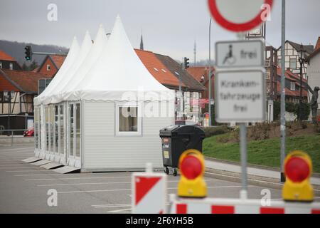 03 avril 2021, Saxe-Anhalt, Wernigerode: Un nouveau centre d'essai de Corona est situé dans des tentes pagodes. Avec l'aide d'une stratégie de test de grande envergure, la gastronomie en plein air et les installations de loisirs doivent être rouvertes dans divers endroits aux influences touristiques dans le quartier de Harz. Le district de Harz se propose comme région modèle pour cela. Photo: Matthias Bein/dpa-Zentralbild/dpa Banque D'Images