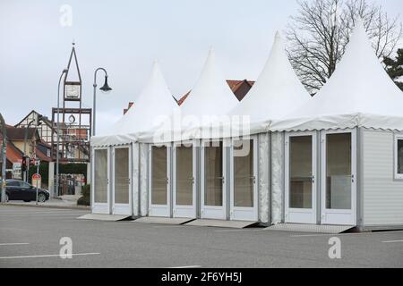 03 avril 2021, Saxe-Anhalt, Wernigerode: Un nouveau centre d'essai de Corona est situé dans des tentes pagodes. Avec l'aide d'une stratégie de test de grande envergure, la gastronomie en plein air et les installations de loisirs doivent être rouvertes dans divers endroits aux influences touristiques dans le quartier de Harz. Le district de Harz se propose comme région modèle pour cela. Photo: Matthias Bein/dpa-Zentralbild/dpa Banque D'Images