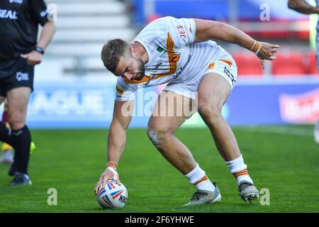 Mike McMeeken (12) de Catalans Dragons est attaqué par in, le 4/3/2021. (Photo de Craig Thomas/News Images/Sipa USA) crédit: SIPA USA/Alay Live News Banque D'Images