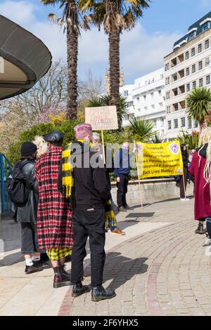 Bournemouth, Dorset, Royaume-Uni. 3 avril 2021. Manifestation de «tuer le projet de loi» à Bournemouth en opposition au projet de loi 2021 sur la police, la criminalité, la peine et les tribunaux, qui est actuellement devant le Parlement. Le projet de loi donnerait à la police en Angleterre et au pays de Galles plus de pouvoir pour imposer des conditions aux manifestations non violentes. La manifestation est l'une des nombreuses manifestations qui ont lieu à travers le pays dans le cadre d'un plan pour le week-end national d'action pendant le week-end de Pâques tout en respectant les restrictions de confinement du coronavirus Covid-19. Priti Patel Obtenez vos mains de mon étiquette de libertés. Crédit : Carolyn Jenkins/Alay Live News Banque D'Images