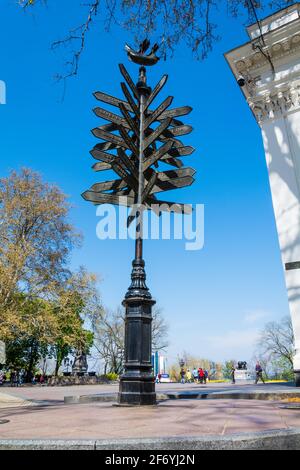 Odessa, Ukraine - APR 27, 2019: Pilier avec panneaux routiers à Odessa, Ukraine Banque D'Images