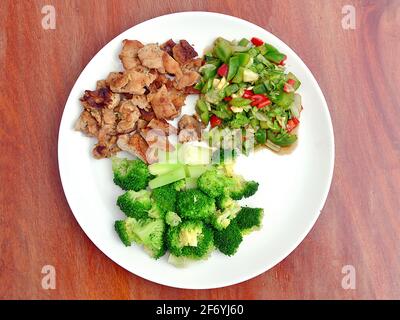 Plat de keto - Broccoli et filet de porc d'ami avec salade Banque D'Images