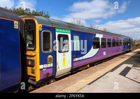 153317 se dresse à la gare de Clitheroe, en attente de départ sur un service de Rosdale. Banque D'Images