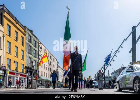 Cork, Irlande. 3 avril 2021. Une manifestation "mettre fin au lock-down" tokk place à Cork aujourd'hui, le deuxième événement de ce genre en l'espace d'un mois. Environ 300 personnes ont assisté au milieu d'une forte présence de Garda. Les manifestants ont défilé pour un rassemblement devant Brown Thomas sur Patrick Street. Crédit : AG News/Alay Live News Banque D'Images