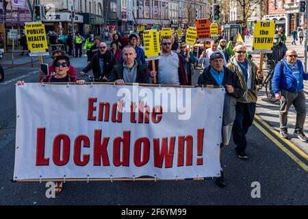 Cork, Irlande. 3 avril 2021. Une manifestation "mettre fin au lock-down" tokk place à Cork aujourd'hui, le deuxième événement de ce genre en l'espace d'un mois. Environ 300 personnes ont assisté au milieu d'une forte présence de Garda. Les manifestants ont défilé pour un rassemblement devant Brown Thomas sur Patrick Street. Crédit : AG News/Alay Live News Banque D'Images