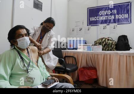 Un homme portant un masque facial reçoit une dose du vaccin Covid-19 COVAXIN lors d'une campagne de vaccination contre le coronavirus (Covid-19) dans un centre d'inoculation de l'hôpital Maulana Azad.Covaxin développé par Bharat Biotech en collaboration avec le Conseil indien de recherche médicale (CIMR) et l'Institut national de virologie (NIV). Banque D'Images