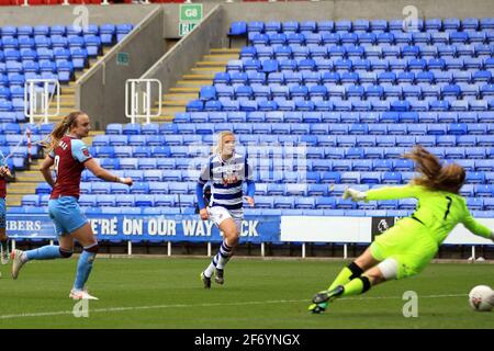 Reading, Royaume-Uni. 03ème avril 2021. Martha Thomas de West Ham United Women (L) marque le quatrième but de ses équipes. Barclays Women's super League match, Reading Women v West Ham Women au Madejski Stadium à Reading le samedi 3 avril 2021. Cette image ne peut être utilisée qu'à des fins éditoriales. Utilisation éditoriale uniquement, licence requise pour une utilisation commerciale. Aucune utilisation dans les Paris, les jeux ou les publications d'un seul club/ligue/joueur.pic par Steffan Bowen/Andrew Orchard sports Photography/Alay Live News crédit: Andrew Orchard sports Photography/Alay Live News Banque D'Images