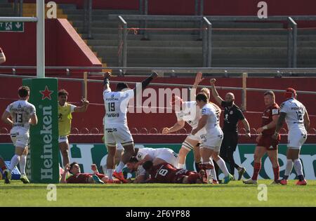 Les joueurs de Toulouse fêtent leur deuxième essai lors du match de la coupe des champions Heineken à Thomond Park, Limerick. Date de la photo: Samedi 3 avril 2021. Banque D'Images