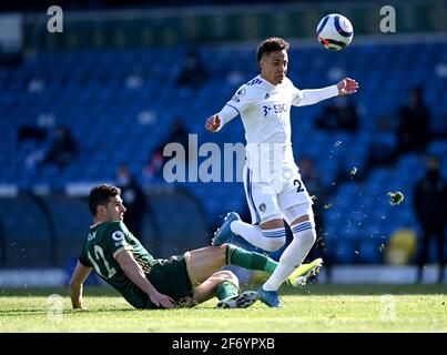 John Egan de Sheffield United (à gauche) s'attaque à Rodrigo de Leeds United lors du match de la Premier League à Elland Road, Leeds. Date de publication : samedi 3 avril 2021. Banque D'Images