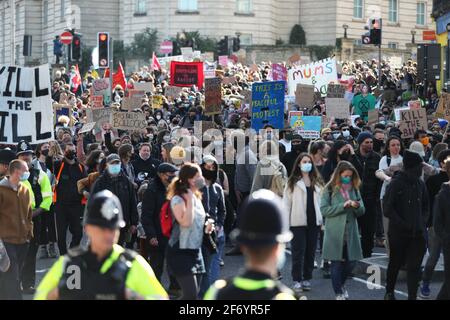 Les manifestants défilent du College Green à Bristol lors d'une manifestation « tuer le projet de loi » contre le projet de loi sur la police, le crime, la peine et les tribunaux. Date de la photo: Samedi 3 avril 2021. Banque D'Images