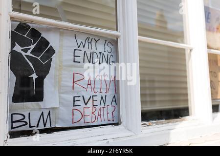 Woodbridge, Suffolk, Royaume-Uni juin 19 2020 : des panneaux de protestation BLM faits maison ont été fixés à l'hôtel de ville dans le centre de Woodbridge pour montrer la ville an Banque D'Images