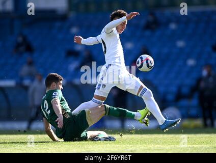 John Egan de Sheffield United (à gauche) s'attaque à Rodrigo de Leeds United lors du match de la Premier League à Elland Road, Leeds. Date de publication : samedi 3 avril 2021. Banque D'Images