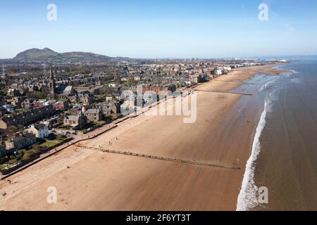 Portobello, Écosse, Royaume-Uni. 3 avril 2021. Le week-end de Pâques, la foule descend sur la plage et la promenade de Portobello pour profiter au maximum des restrictions de voyage récemment relaxantes de Covid-19 et du soleil chaud avec un ciel bleu ininterrompu. Pic; vue aérienne de drone de Portobello plage qui semble assez calme à l'est. Iain Masterton/Alamy Live News Banque D'Images