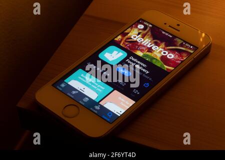 L'application mobile Deliveroo est visible dans l'App Store sur un iPhone. Deliveroo est une compagnie de livraison de nourriture en ligne basée à Londres, Angleterre. Banque D'Images