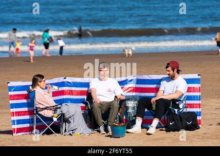 Portobello, Écosse, Royaume-Uni. 3 avril 2021. Le week-end de Pâques, la foule descend sur la plage et la promenade de Portobello pour profiter au maximum des restrictions de voyage récemment relaxantes de Covid-19 et du soleil chaud avec un ciel bleu ininterrompu. Pic ; les pique-niques étaient populaires sur la plage. Iain Masterton/Alay Live News Banque D'Images