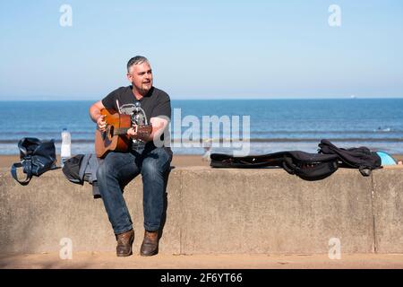 Portobello, Écosse, Royaume-Uni. 3 avril 2021. Le week-end de Pâques, la foule descend sur la plage et la promenade de Portobello pour profiter au maximum des restrictions de voyage récemment relaxantes de Covid-19 et du soleil chaud avec un ciel bleu ininterrompu. Pic ; UN bus est revenu. Iain Masterton/Alay Live News Banque D'Images