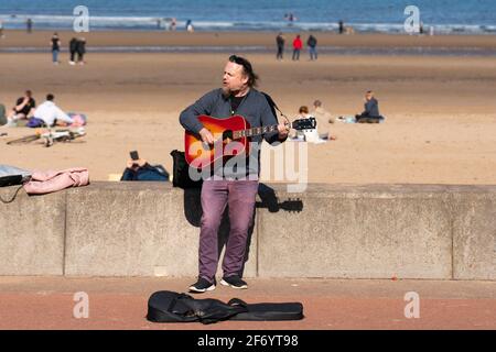 Portobello, Écosse, Royaume-Uni. 3 avril 2021. Le week-end de Pâques, la foule descend sur la plage et la promenade de Portobello pour profiter au maximum des restrictions de voyage récemment relaxantes de Covid-19 et du soleil chaud avec un ciel bleu ininterrompu. Pic ; les Buskers sont retournés. Iain Masterton/Alay Live News Banque D'Images