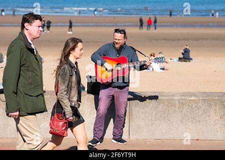 Portobello, Écosse, Royaume-Uni. 3 avril 2021. Le week-end de Pâques, la foule descend sur la plage et la promenade de Portobello pour profiter au maximum des restrictions de voyage récemment relaxantes de Covid-19 et du soleil chaud avec un ciel bleu ininterrompu. Pic ; les Buskers sont retournés. Iain Masterton/Alay Live News Banque D'Images