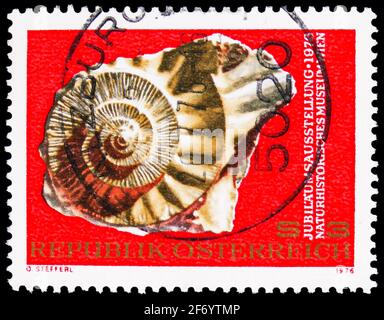 MOSCOU, RUSSIE - 18 JANVIER 2021 : timbre-poste imprimé en Autriche consacré à l'exposition Jubilé du Musée d'Histoire naturelle, vers 1976 Banque D'Images