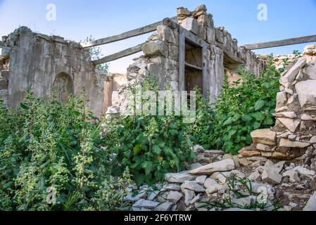 L'ortie romaine sur une ruine de maison traditionnelle dans abandonné Village de Chypre Banque D'Images