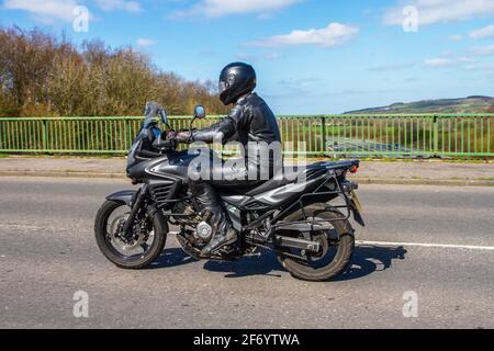 2015 noir Suzuki DL 650 ; pilote de moto ; transport à deux roues, motos, véhicule sur les routes britanniques, motos, motocyclistes motocyclistes motorisés à Manchester, Royaume-Uni Banque D'Images