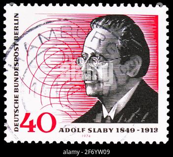 MOSCOU, RUSSIE - 18 JANVIER 2021 : timbre-poste imprimé en Allemagne, Berlin, montre Adolf Slaby (1849-1913), 125e série d'anniversaire, vers 1974 Banque D'Images