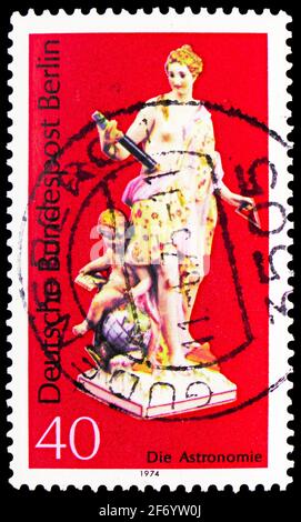 MOSCOU, RUSSIE - 18 JANVIER 2021 : timbre-poste imprimé en Allemagne, Berlin, montre l'astronomie, la porcelaine berlinoise, vers 1974 Banque D'Images