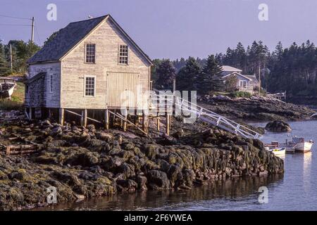 Un ancien hangar à poissons sur la côte à Southport, Maine Banque D'Images