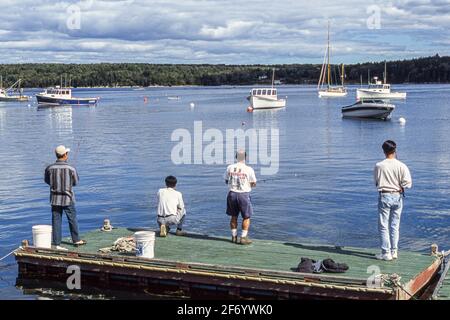 Quatre hommes pêchant sur le quai de Cundy's Harbour, Maine Banque D'Images