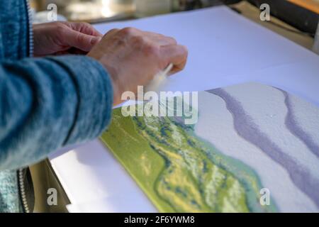 Katherine Webley, artiste du verre, travaille dans son studio de narrowboat, le Pod, pour fabriquer des produits d'art du verre. Banque D'Images