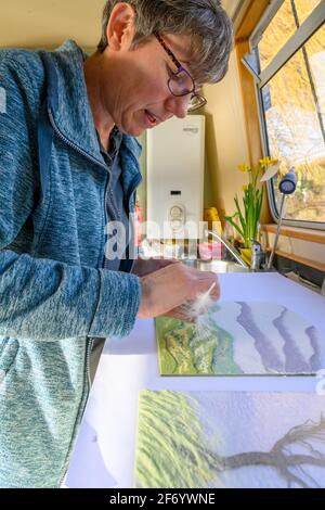 Katherine Webley, artiste du verre, travaille dans son studio de narrowboat, le Pod, pour fabriquer des produits d'art du verre. Banque D'Images