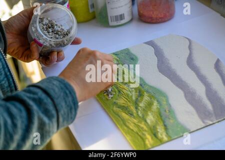 Katherine Webley, artiste du verre, travaille dans son studio de narrowboat, le Pod, pour fabriquer des produits d'art du verre. Banque D'Images