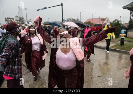 Lady Buckpulls New Orleans social Aid and Pleasure Club second Line (Secondline) danseuses de parade le dimanche sous la pluie. La Nouvelle-Orléans, Louisiane, États-Unis. Banque D'Images