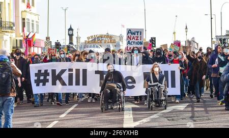 Brighton Royaume-Uni 3 avril 2021 - des centaines de manifestants "Kill the Bill" passent par Brighton en passant par le Palace Pier pour protester contre les gouvernements nouveau projet de loi controversé qui donnerait les pouvoirs de police pour sévir contre les manifestations pacifiques : Credit Simon Dack / Alamy Live News Banque D'Images