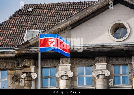 drapeau nord-coréen agitant devant le vieux bâtiment à berlin Banque D'Images