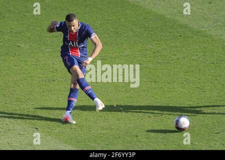 Paris, France. 03ème avril 2021. Kylian Mbappe (PSG) a donné un coup de pied au ballon lors du championnat français Ligue 1 de football entre Paris Saint-Germain et LOSC Lille le 3 avril 2021 au stade du Parc des Princes à Paris, France - photo Stephane Allaman/DPPI/LiveMedia crédit: Agence photo indépendante/Alay Live News Banque D'Images